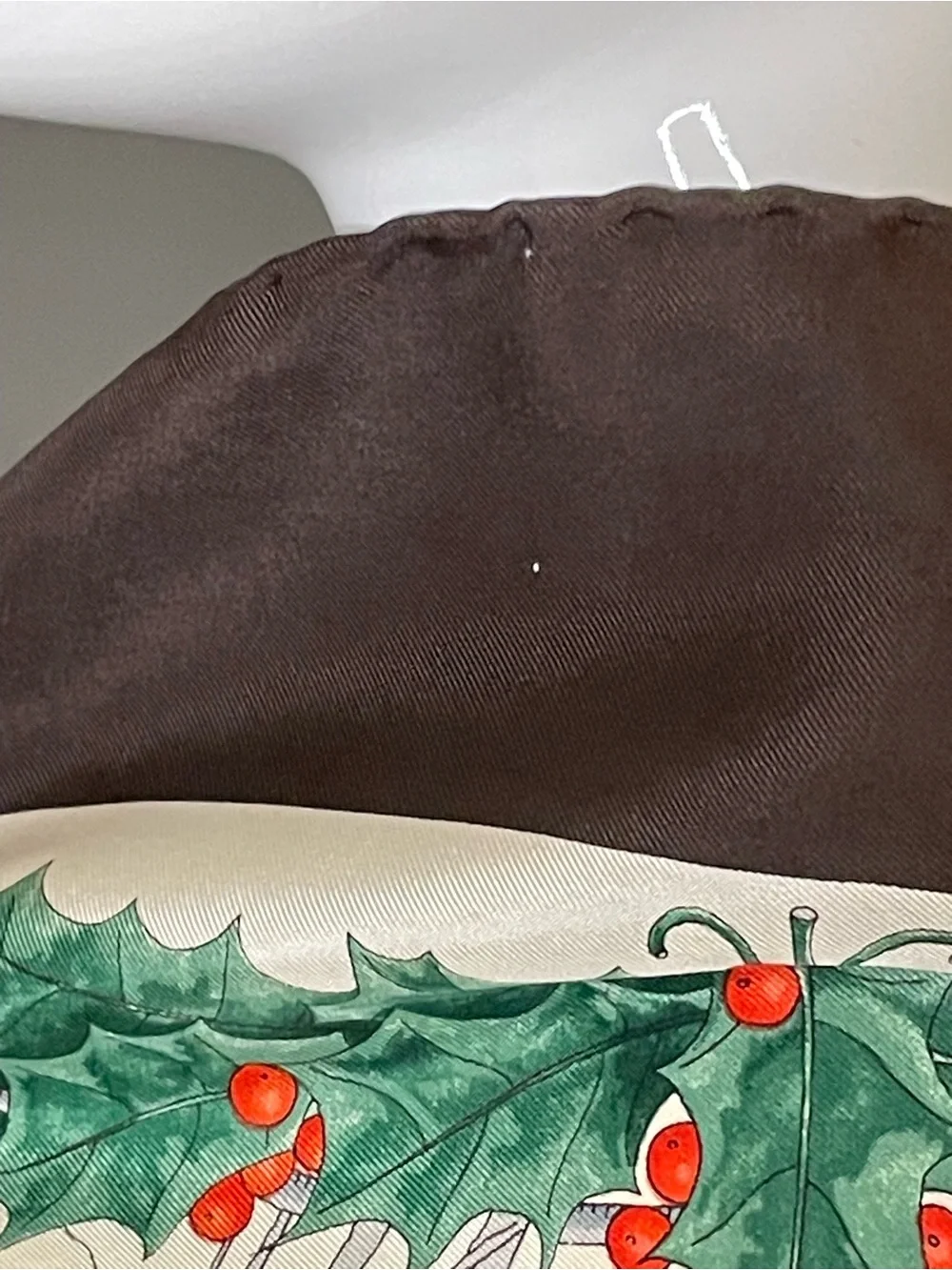 Vintage Gucci V Accornero Silk Scarf Agrifoglio Holly 34 In Good Condition
